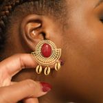 Boucles d'oreilles en pierre semi-précieuse "Tahira" couleur rouge hibiscus